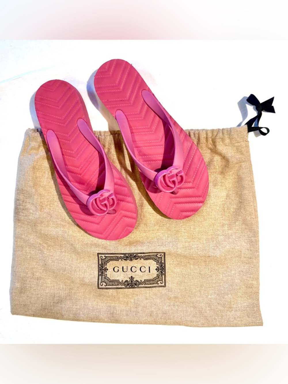 GUCCI Pink Rubber Flip Flops